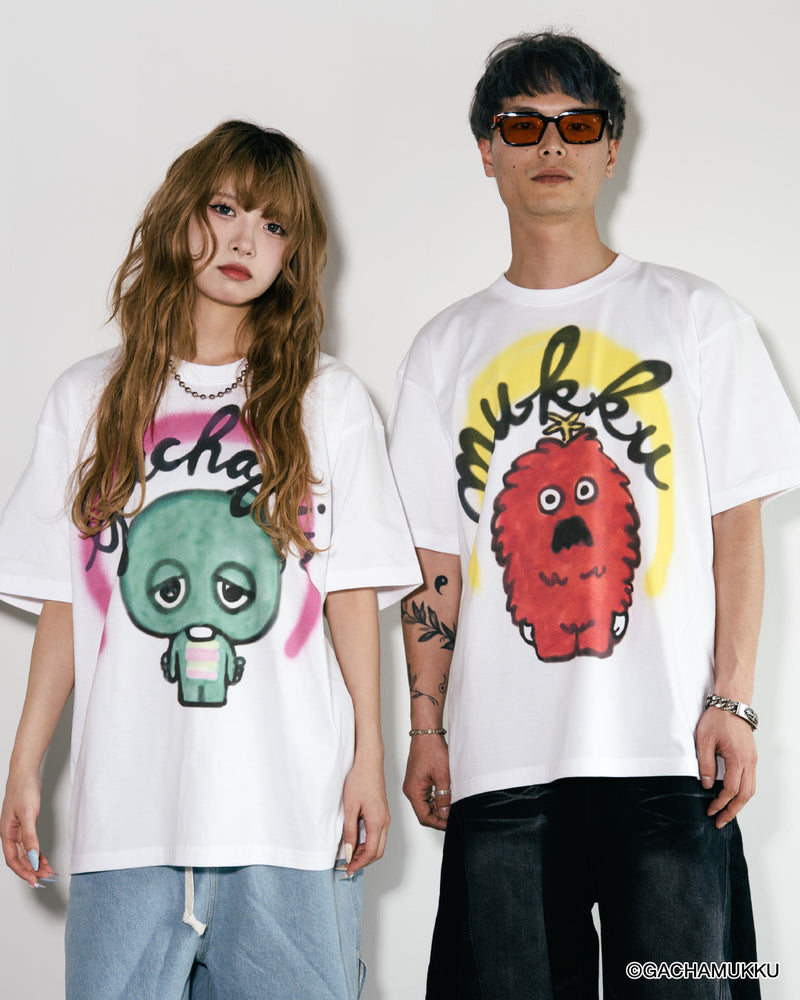 guernika×ガチャピン・ムック】GACHAPIN Thumb Doll Spray T-Shirt
