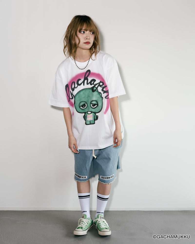 guernika×ガチャピン・ムック】GACHAPIN Thumb Doll Spray T-Shirt