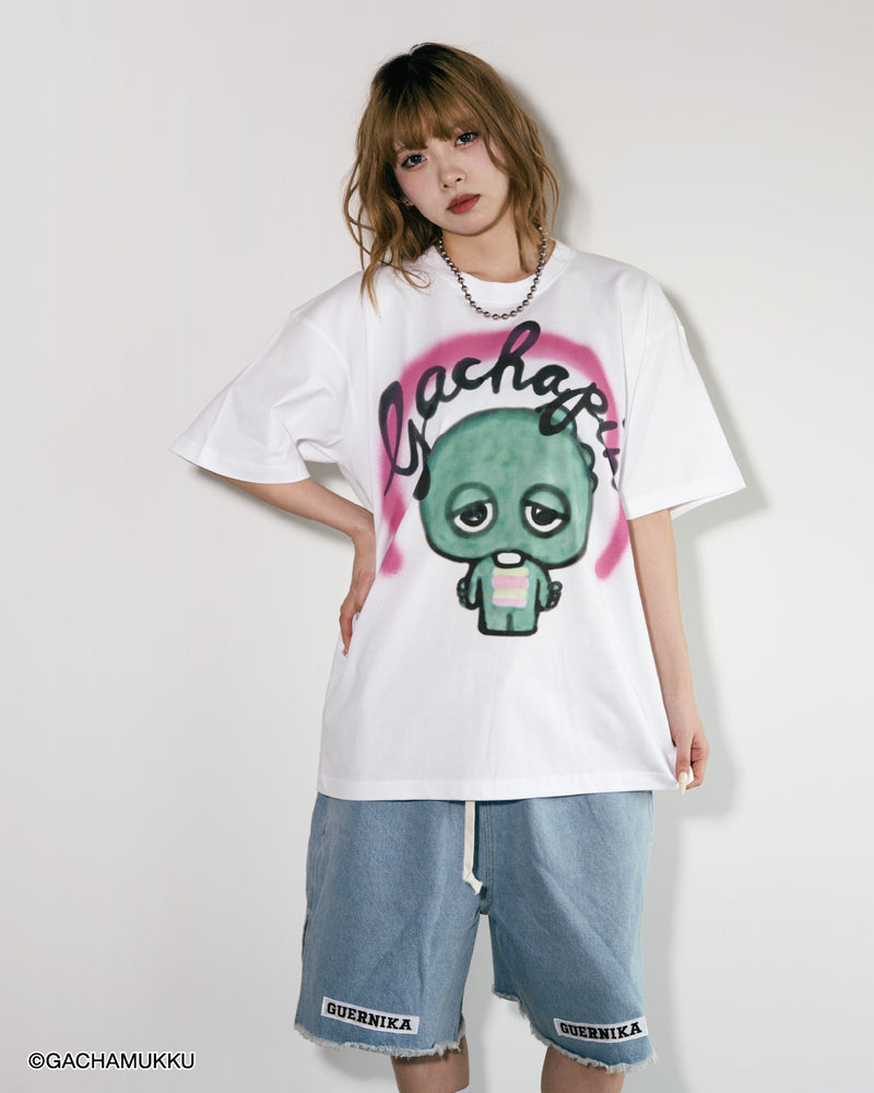guernika×ガチャピン・ムック】GACHAPIN Thumb Doll Spray T-Shirt
